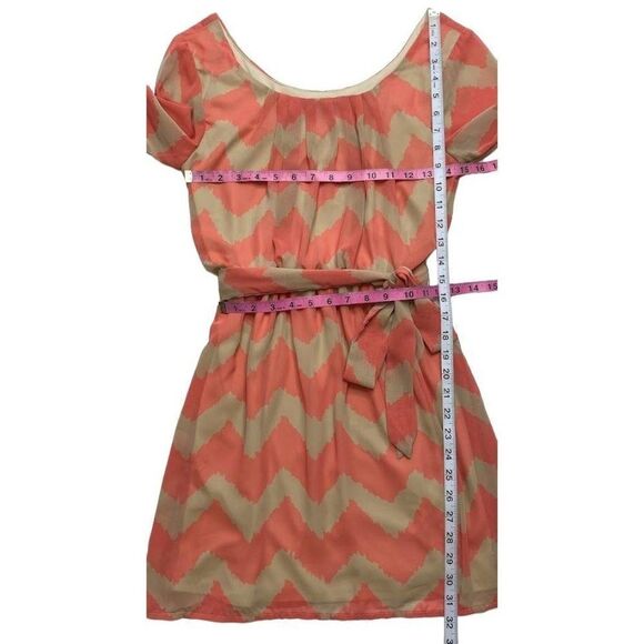Lily Rose Coral Taupe Cheveron Scoop Neck‎ Belted Chiffon Dress sz Small NEW - Picture 5 of 8